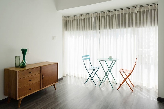 Nh&agrave; ống rộng r&atilde;i, tho&aacute;ng m&aacute;t nhờ giếng trời hiện đại - Ảnh 11.