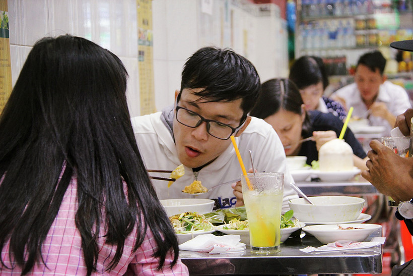 Bún riêu sang chảnh sát chợ Bến Thành - Ảnh 12.