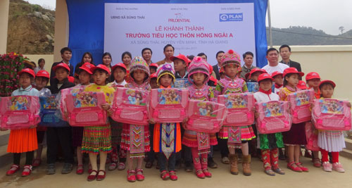 Các em học sinh nhận quà từ Prudential tại lễ khánh thành