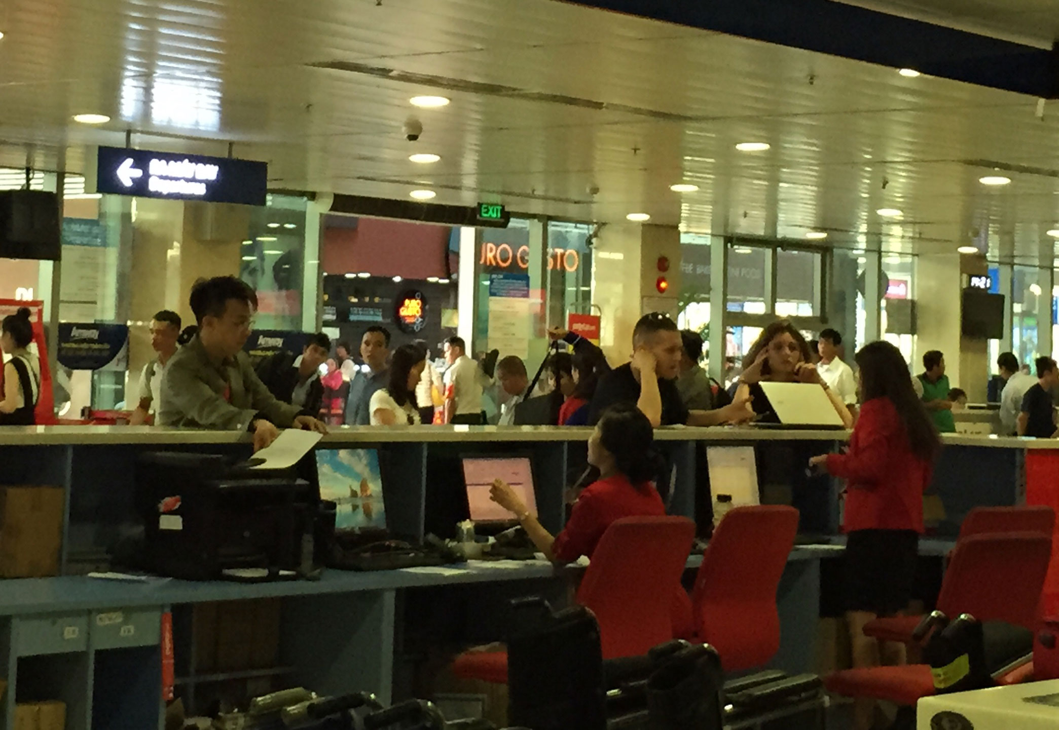 Áp giá sàn vé máy bay, người tiêu dùng thiệt