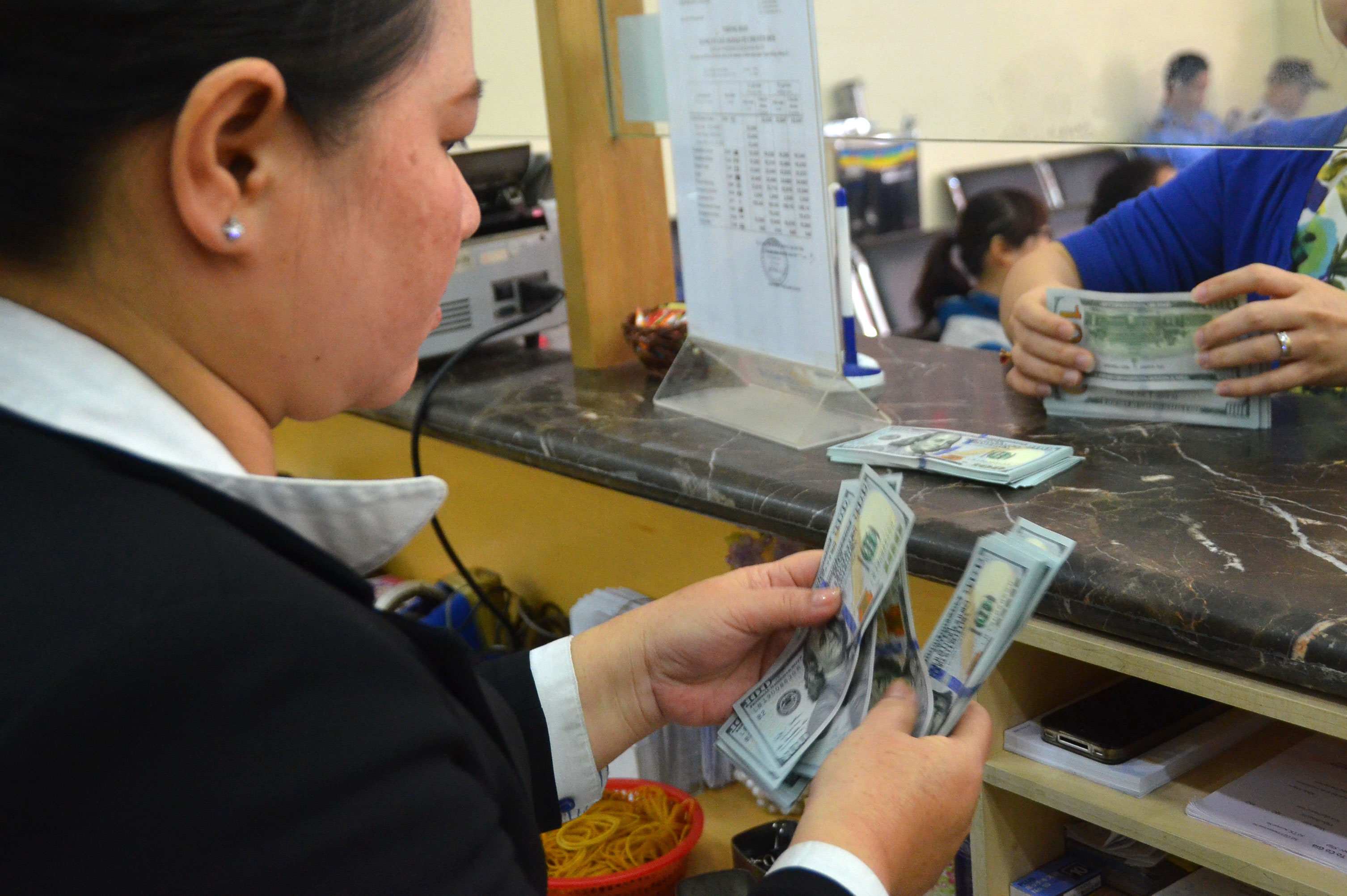 Nhà nước mạnh tay thu mua USD