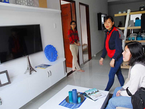 Khách hàng tham quan, chọn căn hộ tại một chung cư mới ở TP HCM. Ảnh: HTD