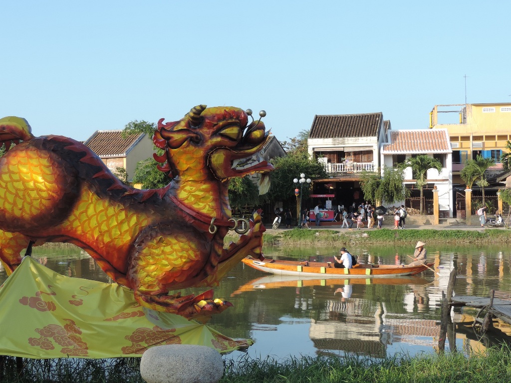 Nhiều du kh&aacute;ch chọn tour du ngoạn tr&ecirc;n s&ocirc;ng trong chiều y&ecirc;n ả cuối năm