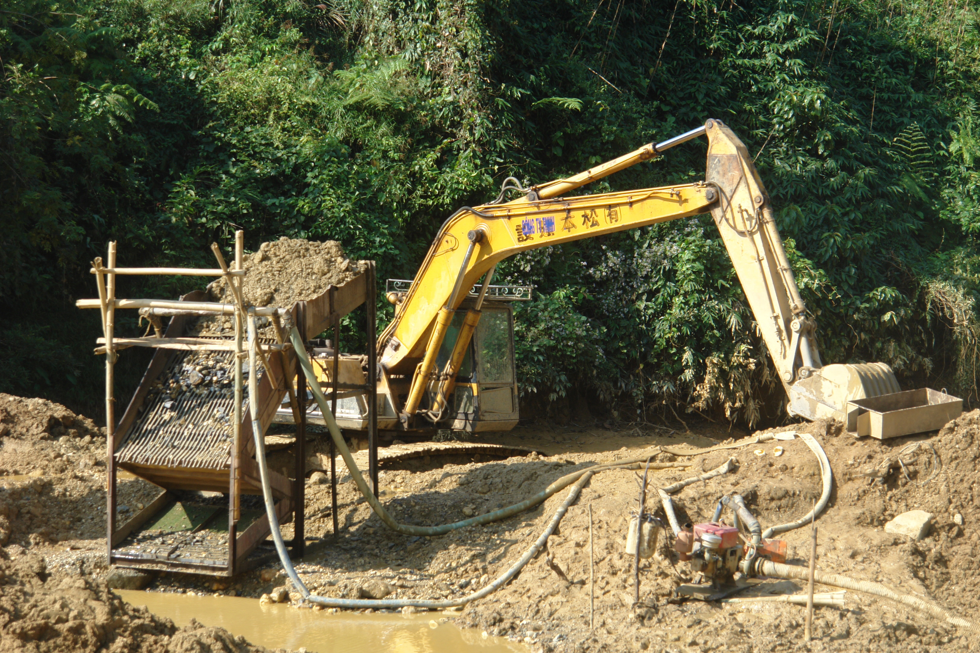 Khai khoáng oằn lưng vì thuế, phí