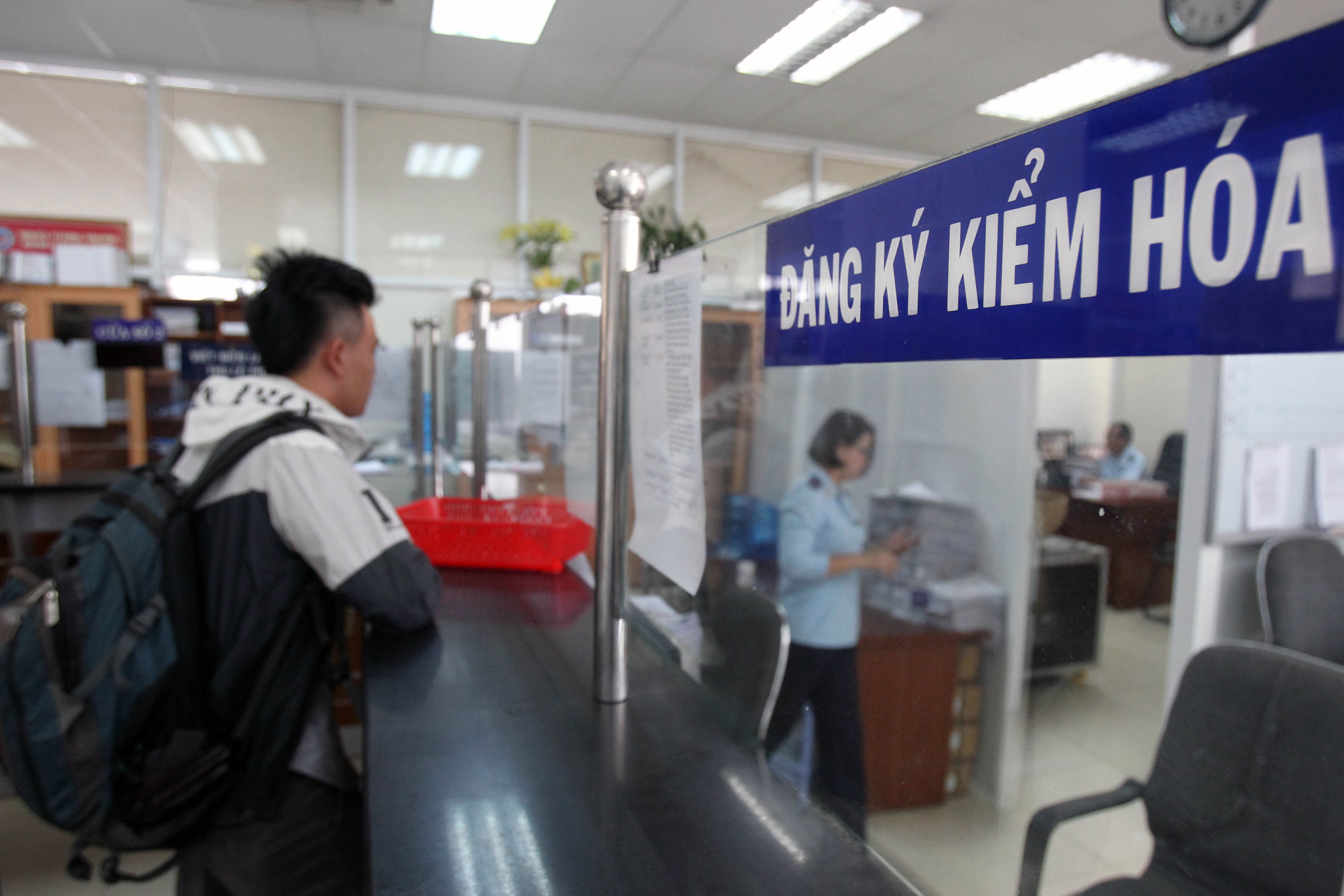 Làm thủ tục hải quan tại cảng Cát Lái , TP HCM Ảnh: HOÀNG TRIỀU