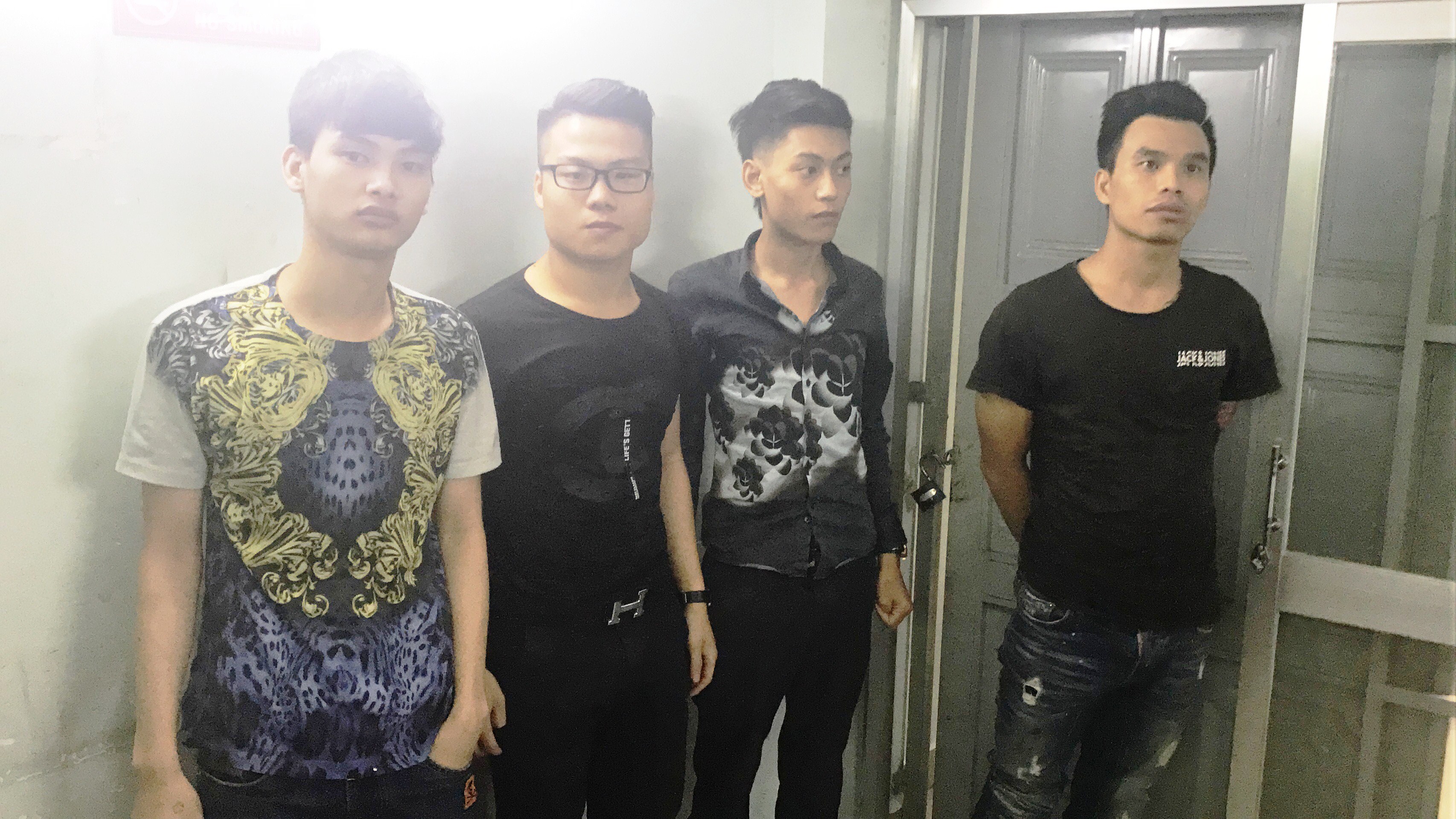 Nổ súng, trấn áp 2 băng giang hồ quyết chiến ở quận 1