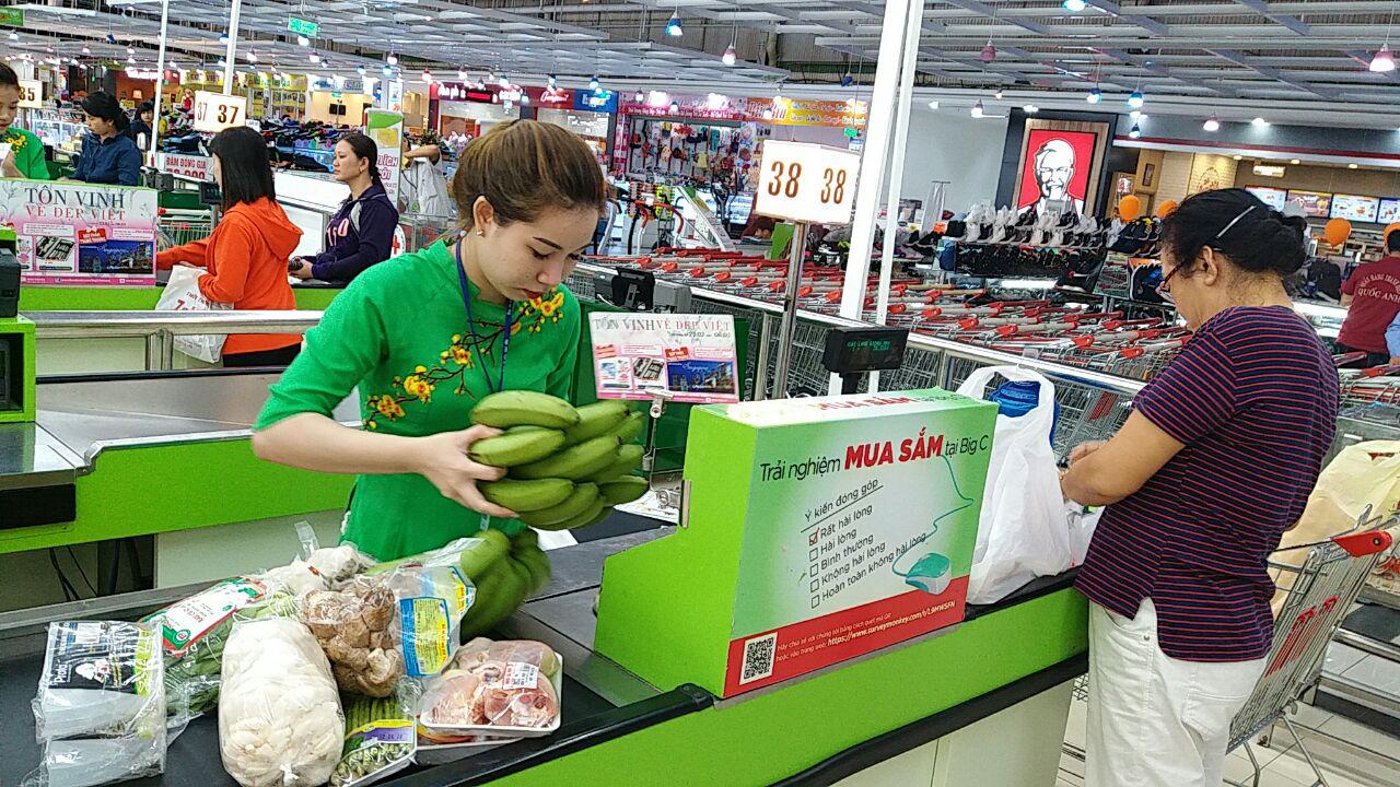 Nhiều người d&acirc;n đ&atilde; gi&uacute;p đỡ n&ocirc;ng d&acirc;n tỉnh Đồng Nai bằng c&aacute;ch thu mua chuối tại si&ecirc;u thị Big C.