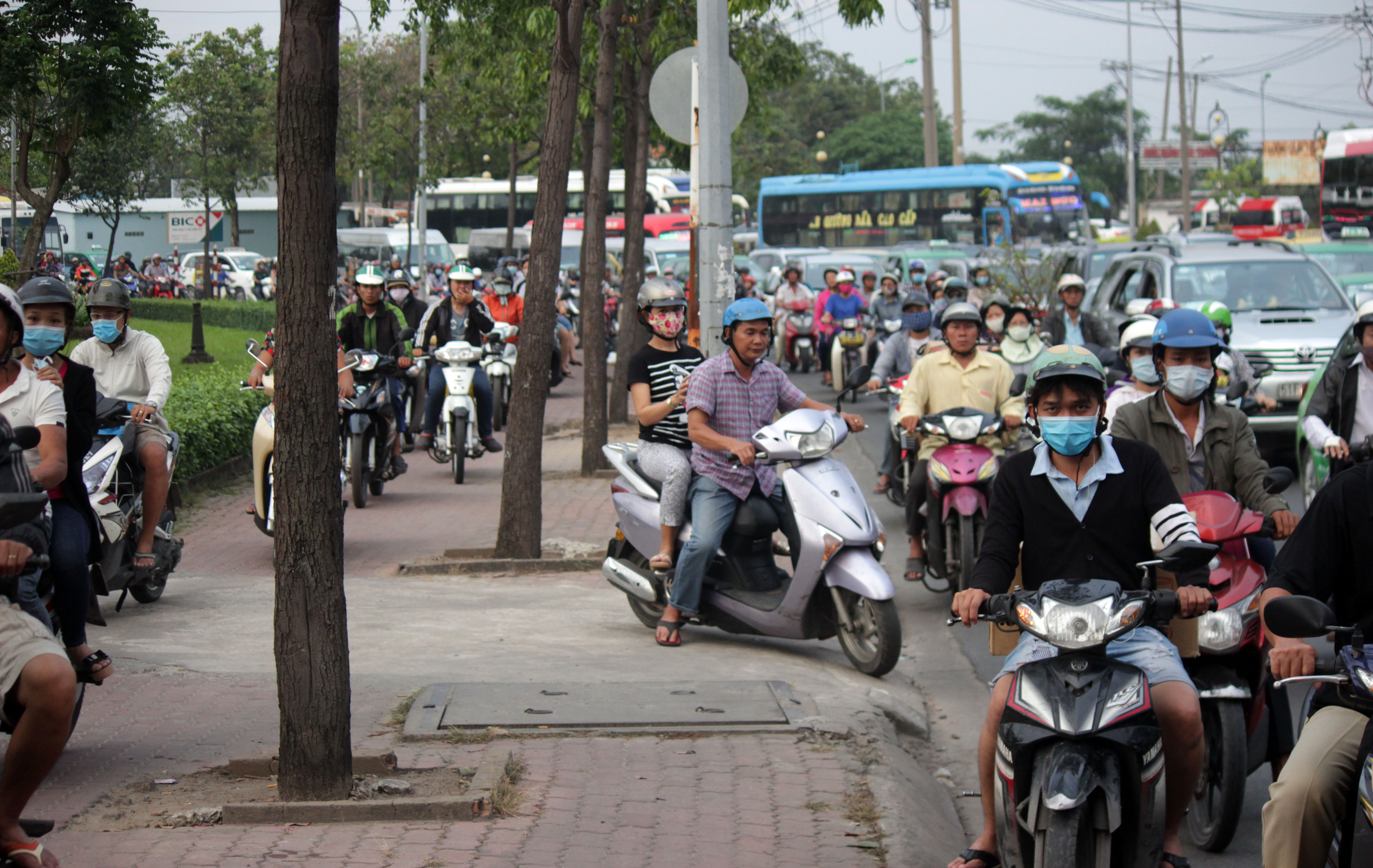 Xe máy leo lên vỉa hè để lưu thông khiến khu vực này cũng nhanh chóng ùn ứ giao thông.