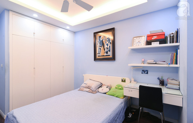 Hệ tủ cao sát tường và bàn học gắn tường giúp không gian thêm ngăn nắp.