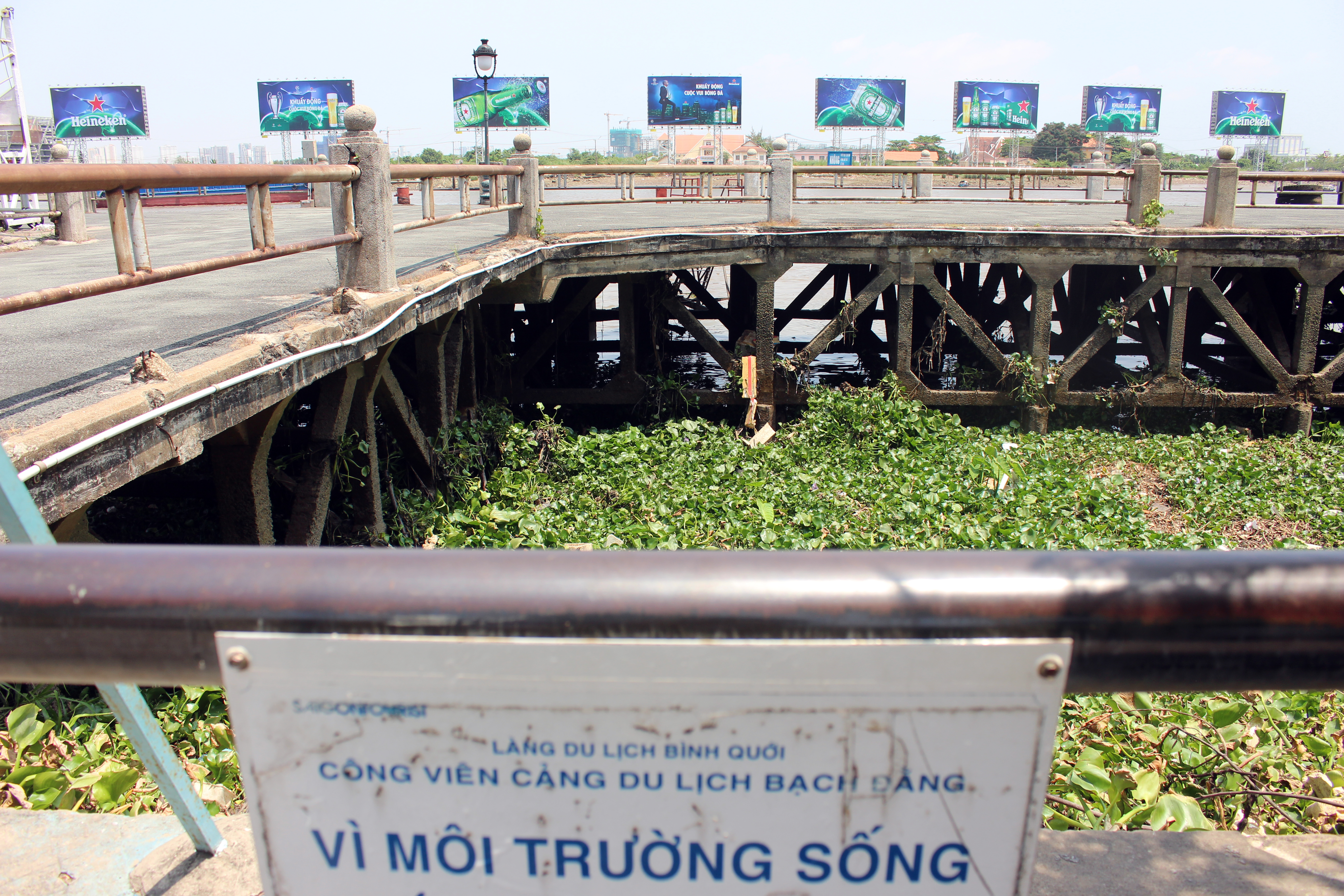 Hai cầu t&agrave;u tại c&ocirc;ng vi&ecirc;n Bạch Đằng đ&atilde; xuống cấp trầm trọng, b&ecirc;n dưới đầy lục b&igrave;nh v&agrave; r&aacute;c rưởi h&ocirc;i thối. Theo đề &aacute;n, cả hai cầu t&agrave;u n&agrave;y c&oacute; thể được giữ lại để cải tạo th&agrave;nh bến thuyền cho c&aacute;c phương tiện đường thủy, bu&yacute;t đường s&ocirc;ng.