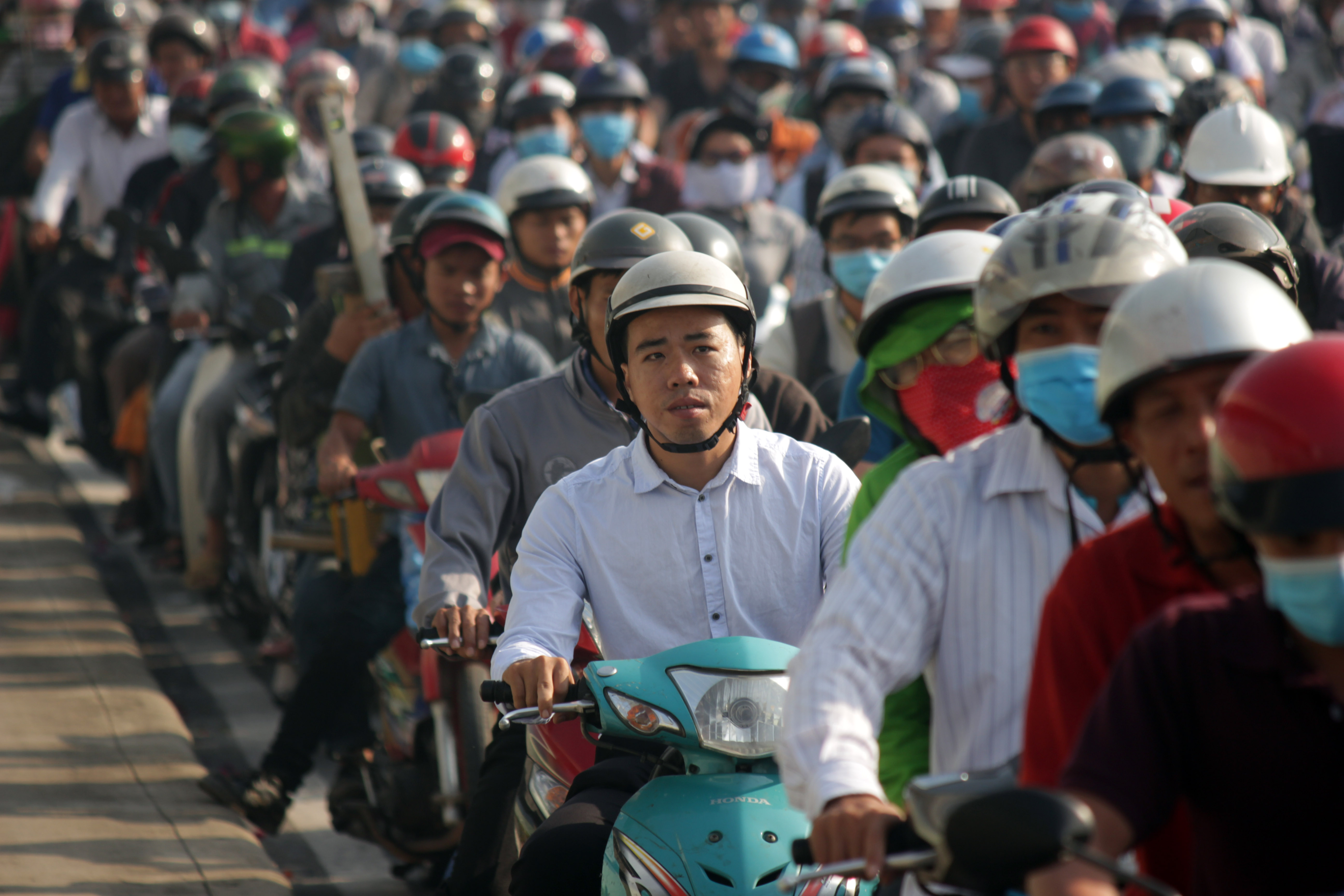 T&iacute;nh đến thời điểm, 8 giờ 45 c&ugrave;ng ng&agrave;y, t&igrave;nh trạng kẹt xe vẫn xảy ra, h&agrave;ng ng&agrave;n người vẫn mỏi mệt, trễ giờ l&agrave;m, giờ học.