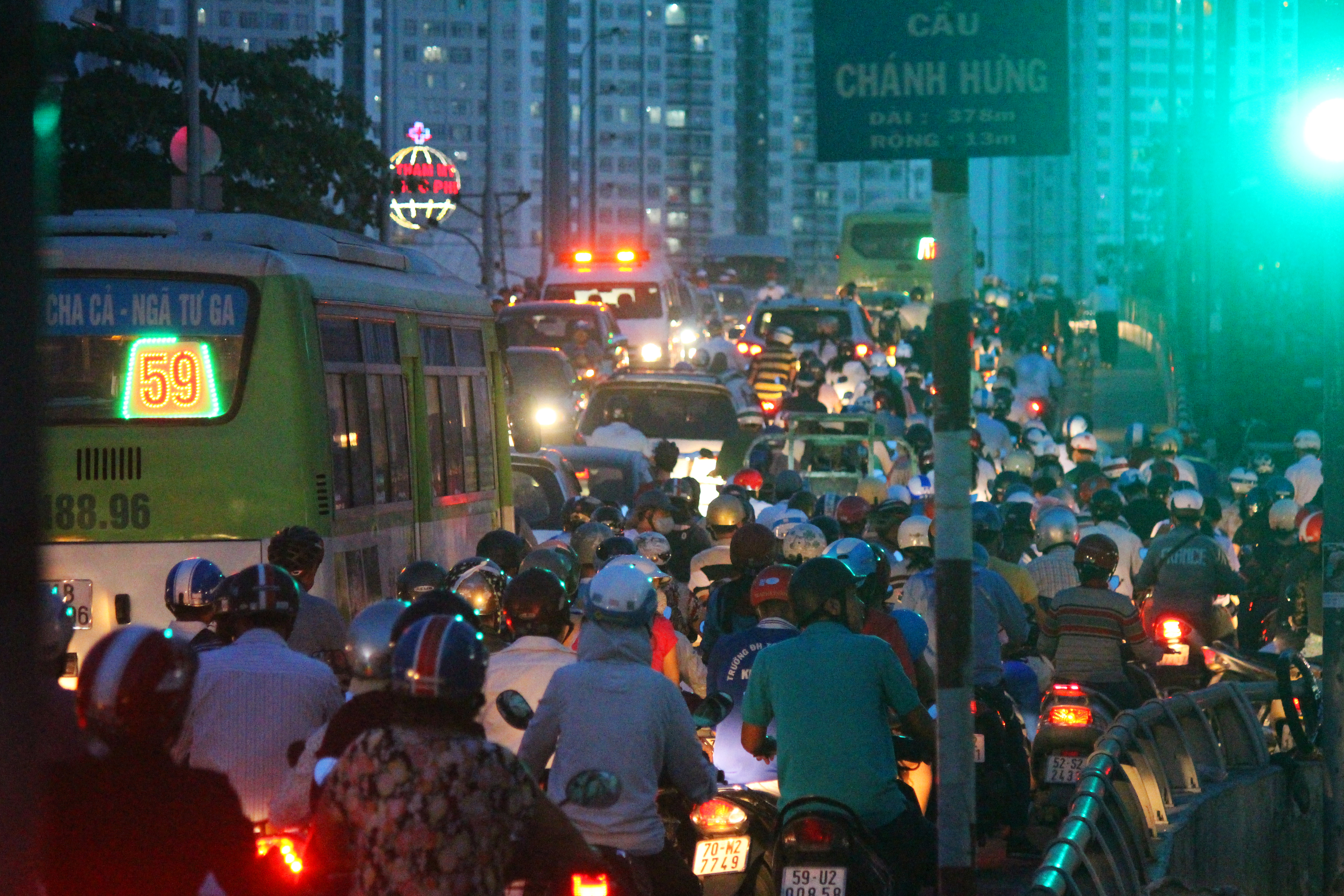 Mặc dù đèn tín hiệu đang là xanh nhưng cầu Chánh Hưng vẫn kẹt cứng. Cả hai hướng, các phương tiện ken chặt cây cầu, nối đuôi nhau nhúc nhích từng bánh xe để di chuyển.