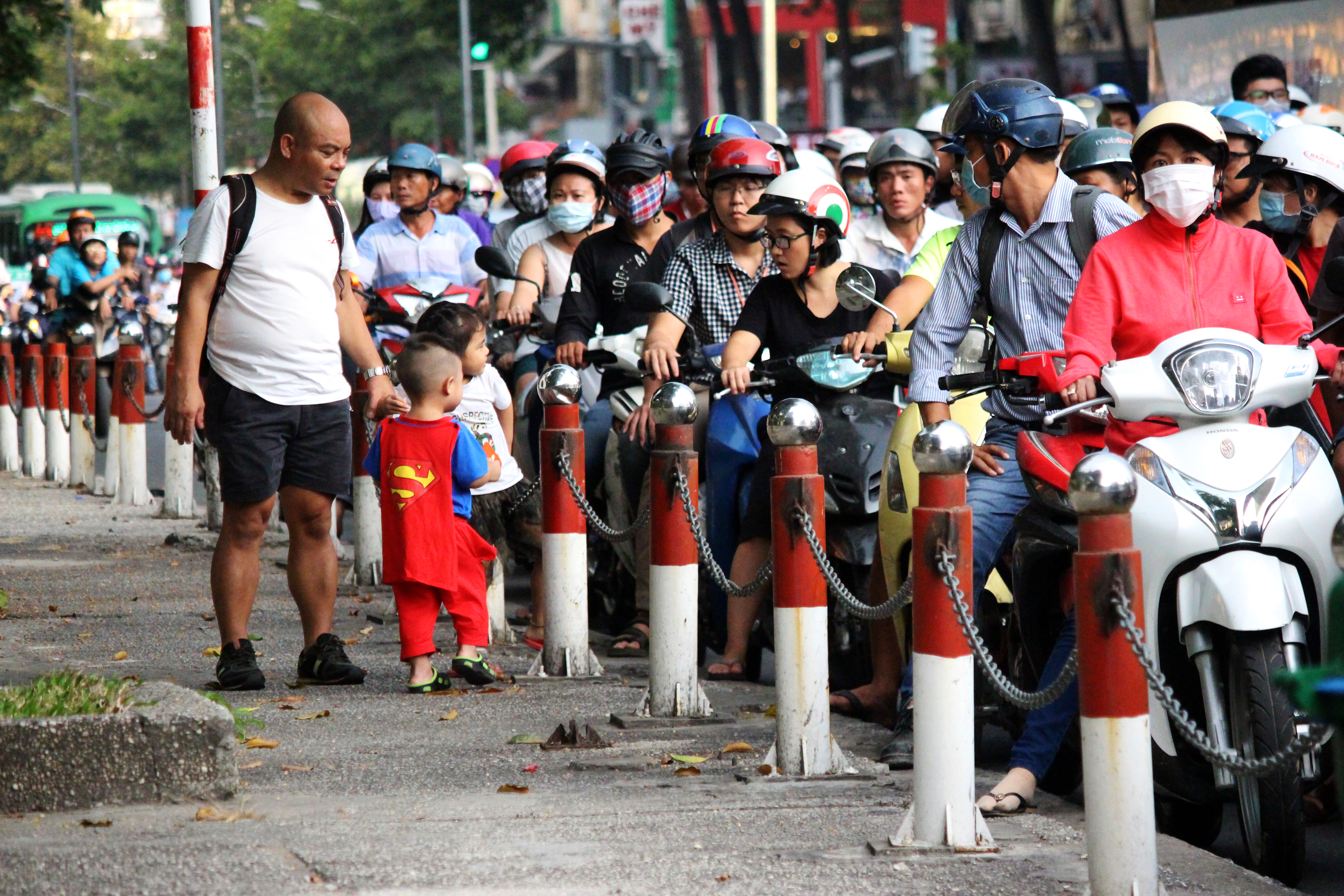 
Đến 18 giờ c&ugrave;ng ng&agrave;y, lượng phương tiện bắt đầu thưa dần, giao th&ocirc;ng ổn định trở lại.
