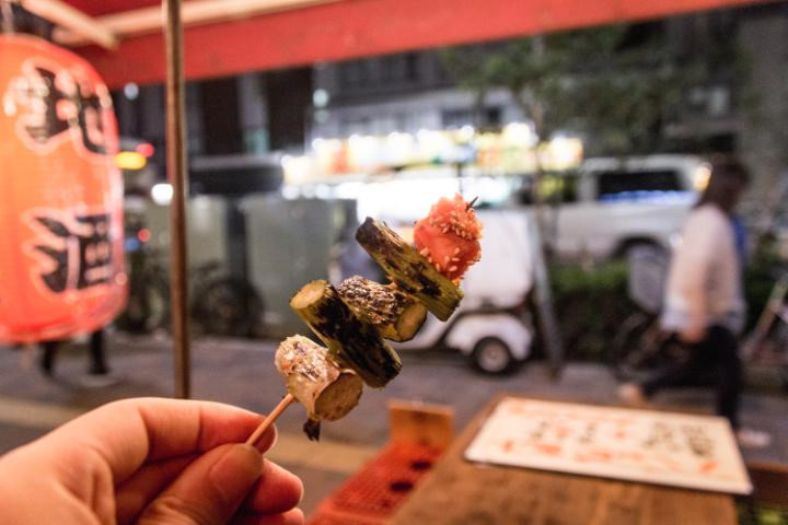 Tokyo, Nhật Bản: Thủ đ&ocirc; Nhật Bản c&oacute; nhiều nh&agrave; h&agrave;ng sao Michelin hơn bất cứ đ&acirc;u. Tuy nhi&ecirc;n, ẩm thực đường phố với t&ecirc;n gọi yatai lại l&agrave; điểm h&uacute;t kh&aacute;ch của Tokyo. M&oacute;n ăn phải thử l&agrave; okonomiyaki, loại pancake nh&acirc;n thịt, hải sản v&agrave; rau, phủ b&ecirc;n tr&ecirc;n l&agrave; xốt mayonnaise, vụn c&aacute; ngừ kh&ocirc;, rong biển, gừng.