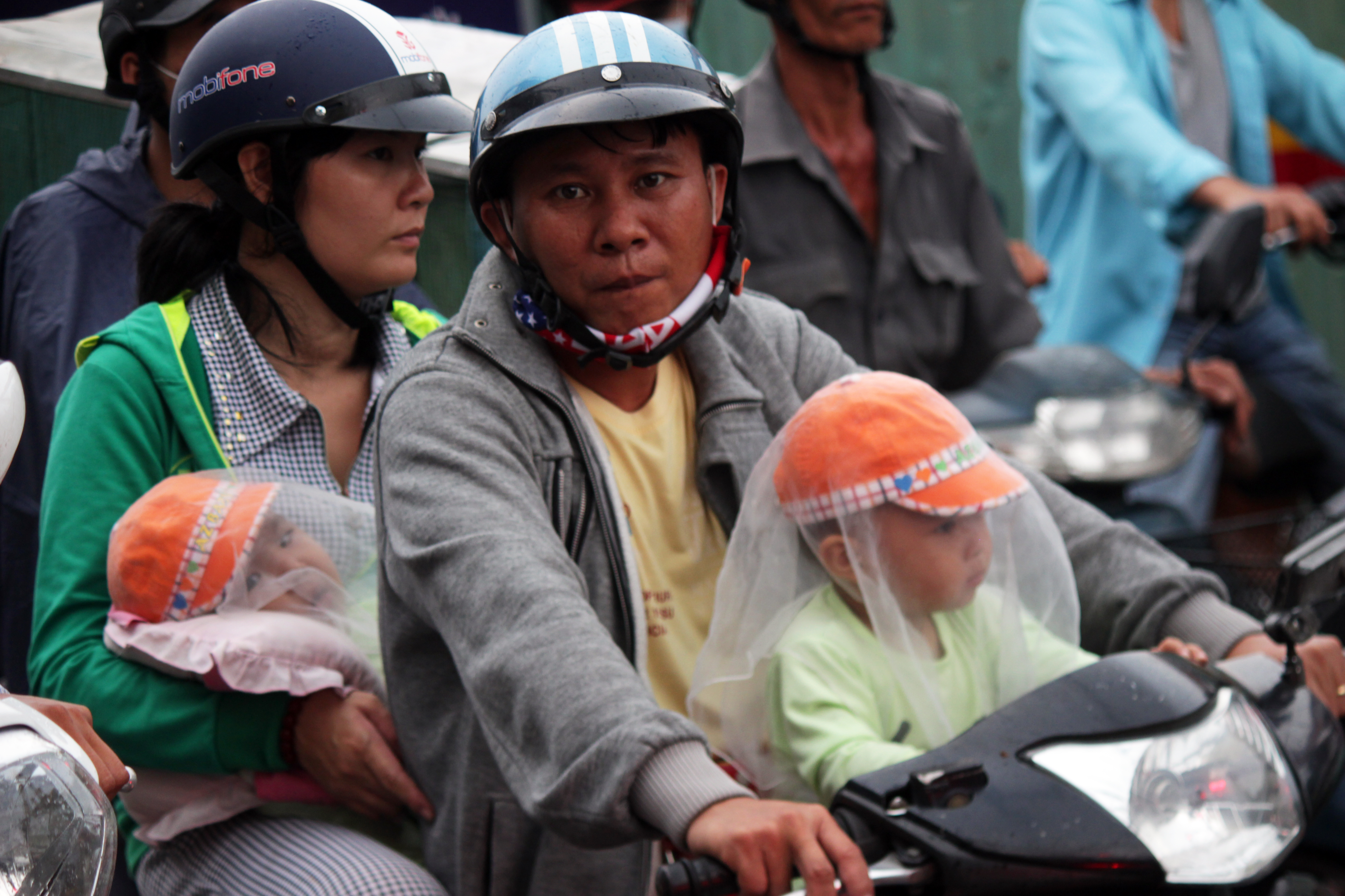 
Nhiều em được bố mẹ trang bị n&oacute;n v&agrave; m&agrave;n lưới che kh&oacute;i bụi, kh&iacute; n&oacute;ng khi phải chen ch&uacute;c trong xe cộ &ugrave;n ứ.
