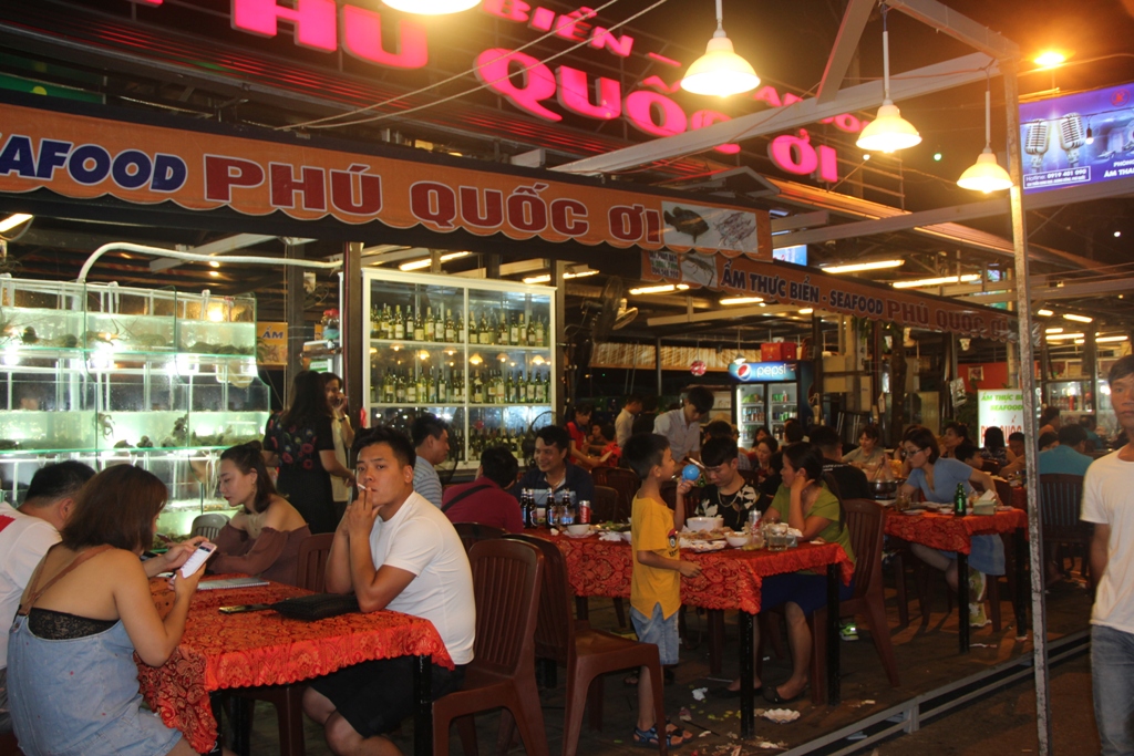 Mướt mồ hôi ở chợ đêm Phú Quốc - Ảnh 3.