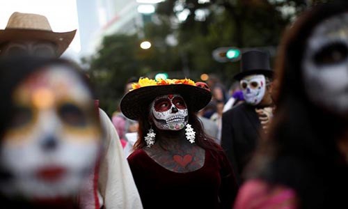 Kinh dị &ldquo;bộ xương&rdquo; diễu h&agrave;nh trong lễ hội người chết ở Mexico - Ảnh 12.
