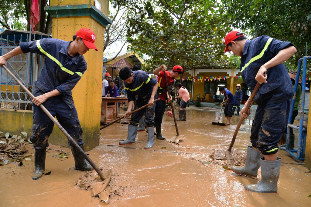 Quảng Ngãi: Nhiều nơi tan hoang sau trận lũ kỳ lạ - Ảnh 12.