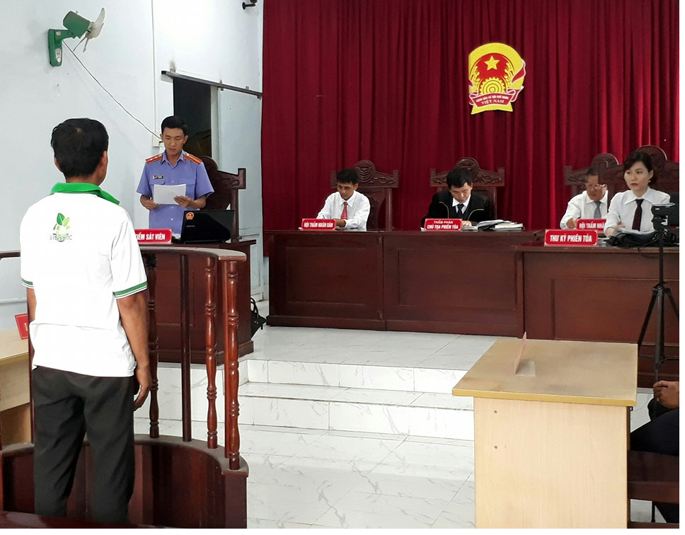 Bắt 1 con gà về nấu cháo, "xơi" 6 tháng tù