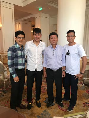 Ph&oacute; Chủ tịch LĐLĐ TP HCM Trần Đo&agrave;n Trung (thứ hai từ phải sang) v&agrave; Chủ tịch CLB TP HCM L&ecirc; C&ocirc;ng Vinh sau buổi b&agrave;n về kế hoạch đồng h&agrave;nh Ảnh: MỘC NGH&Ecirc;NH