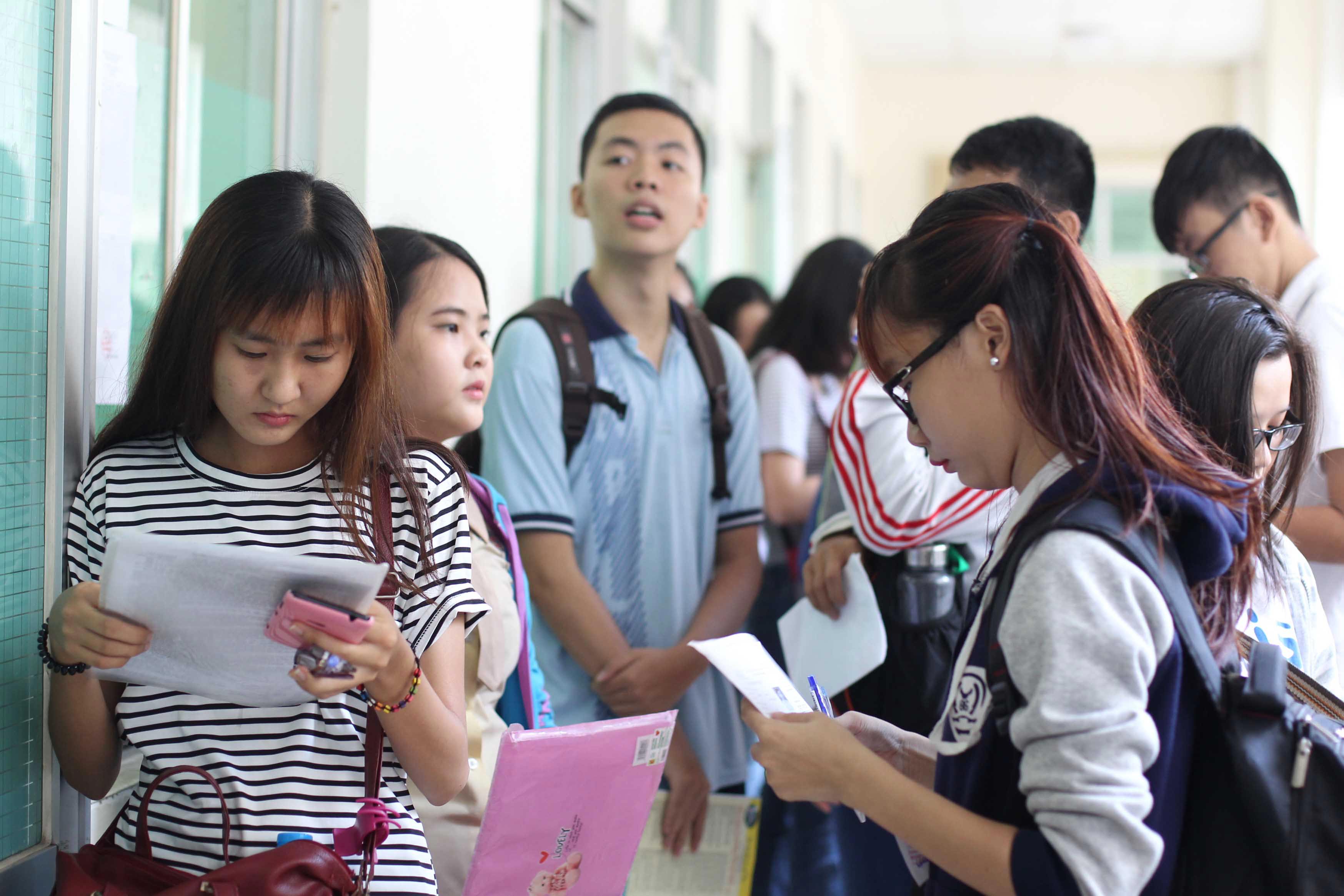 Học sinh dự thi THPT quốc gia để tìm cơ hội vào ĐH Ảnh: HOÀNG TRIỀU