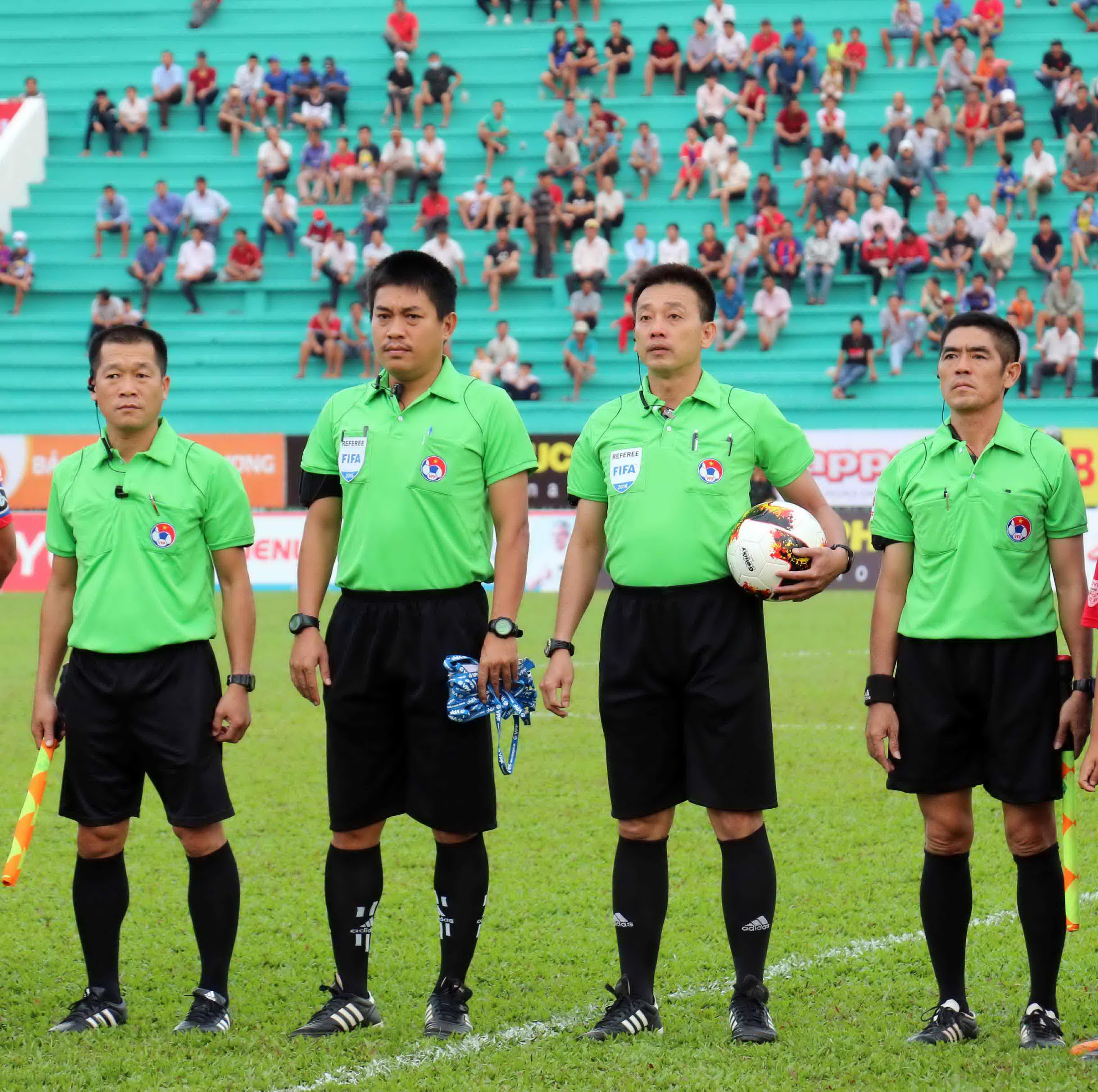 Trọng tài Việt phá luật FIFA!