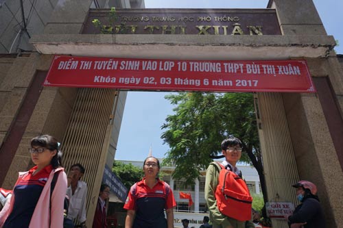 Bắt đầu thi lớp 10: Cạnh tranh vào trường tốp giữa