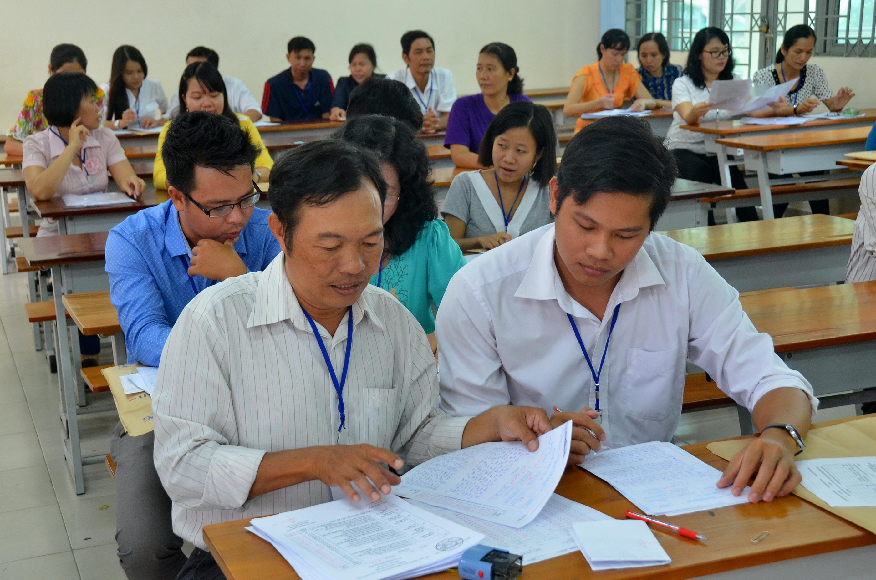 Thi THPT quốc gia: Giáo viên chấm thi tại địa phương mình - Ảnh 1.