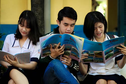 Nhiều bất hợp l&yacute; trong b&agrave;i thi tổ hợp - Ảnh 1.