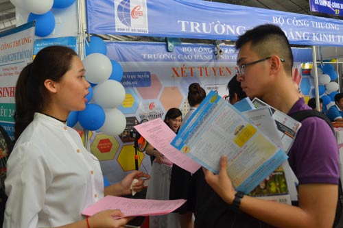 Cao đẳng mỏi cổ ngóng thí sinh