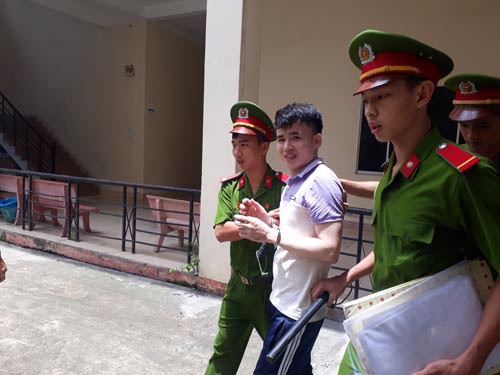 Xót xa đồng hương gặp nhau ở tòa
