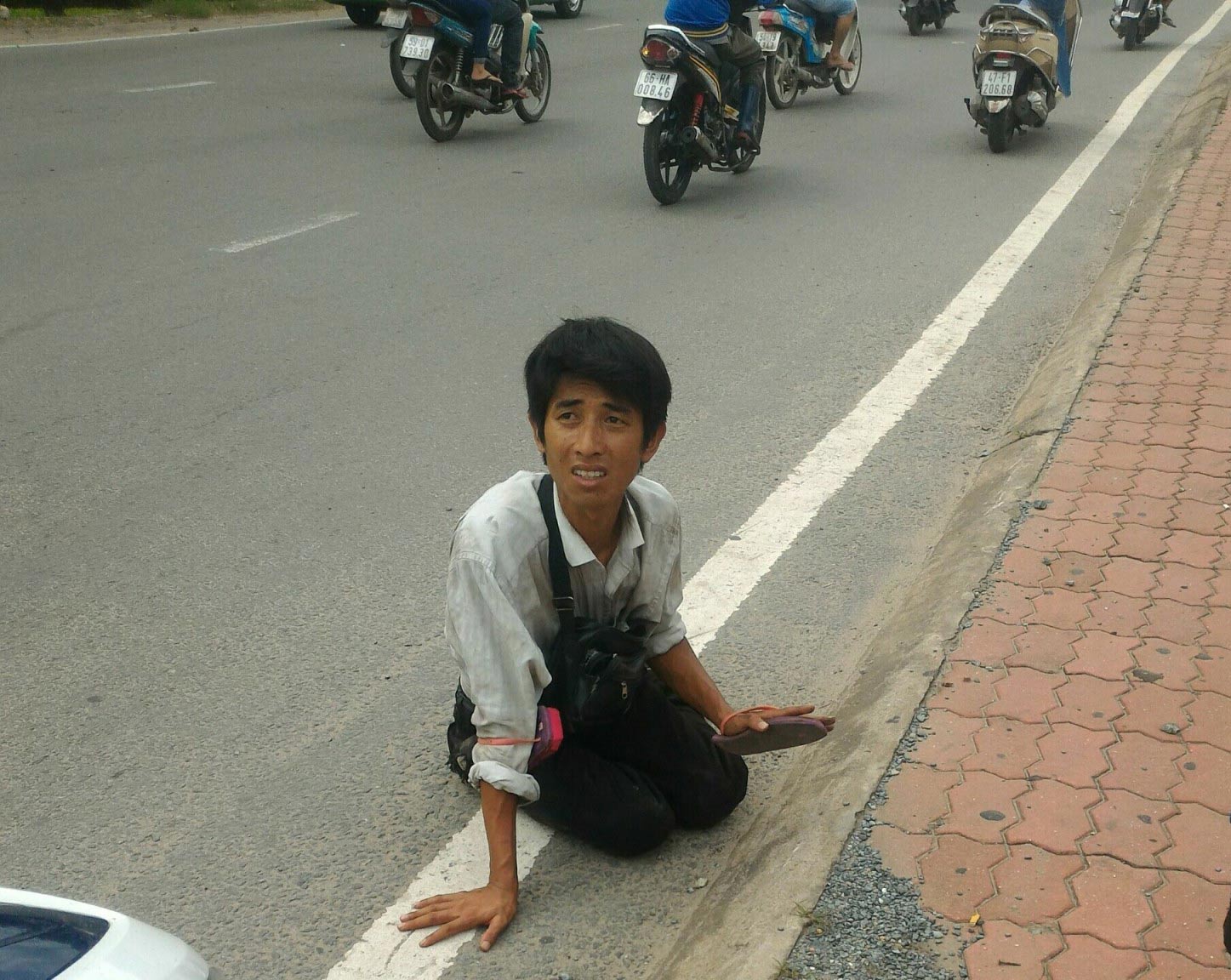 Thanh niên giả tàn tật bán vé số