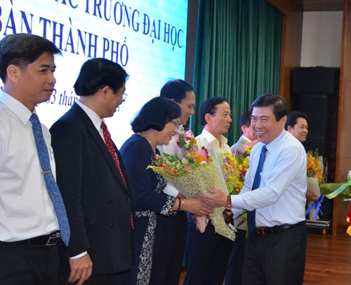 Chủ tịch UBND TP HCM Nguyễn Thành Phong tặng hoa cho các thành viên Hội đồng Hiệu trưởng các trường ĐH trên địa bàn TP