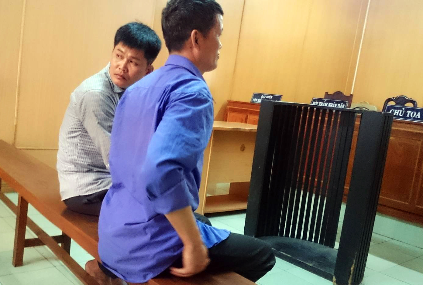 Cùng nhau đi bán "bánh", đôi bạn cùng tiến vào tù