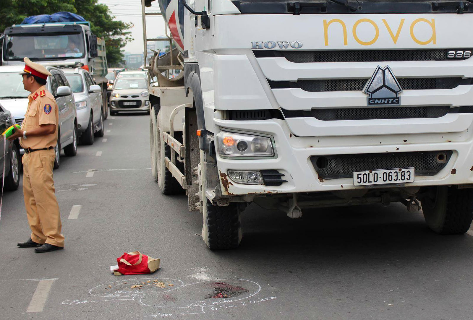 Xe bồn cán chết người phụ nữ qua đường đón xe buýt