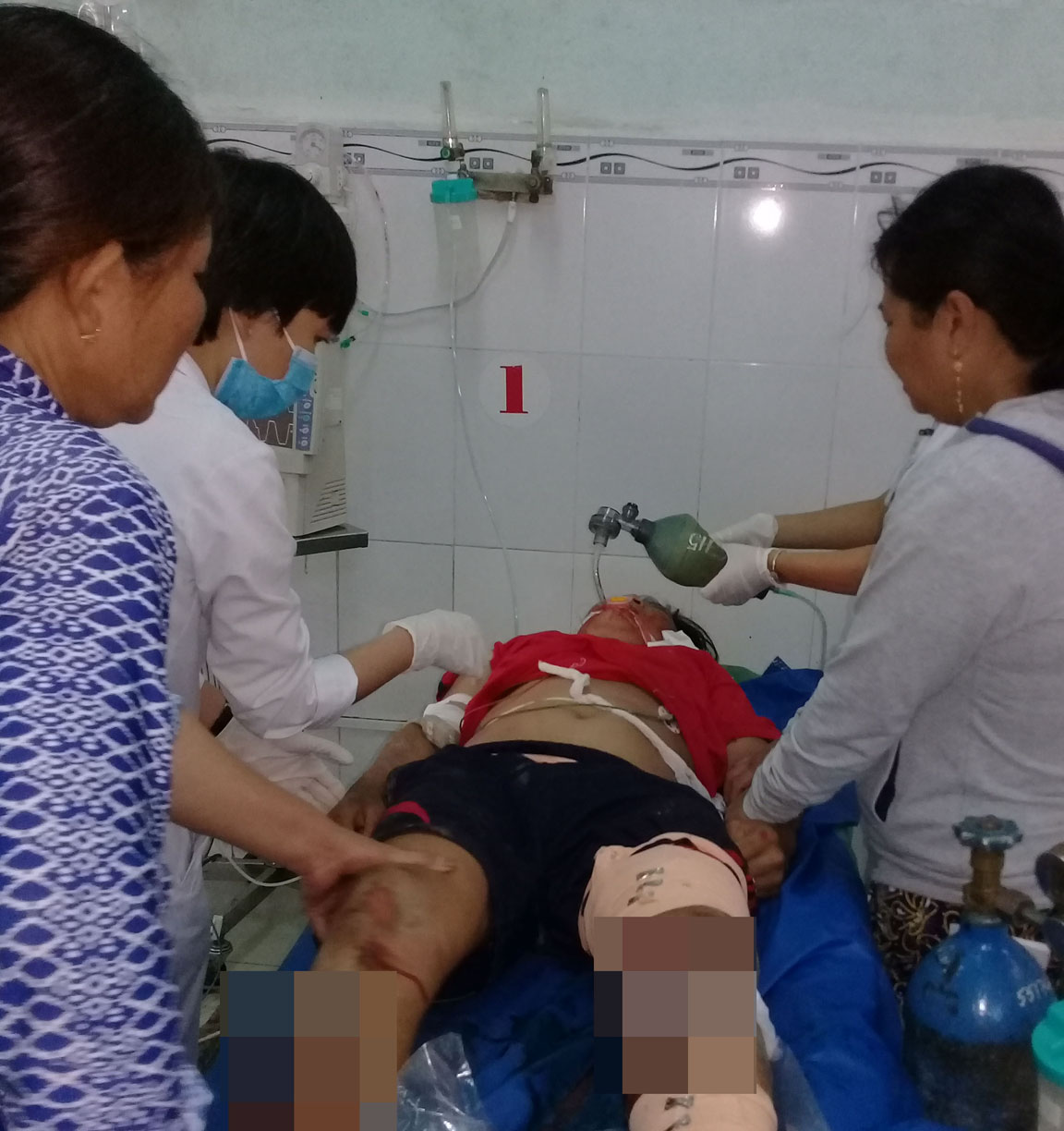 Tuột bánh trước, xe tải tông bé trai nguy kịch