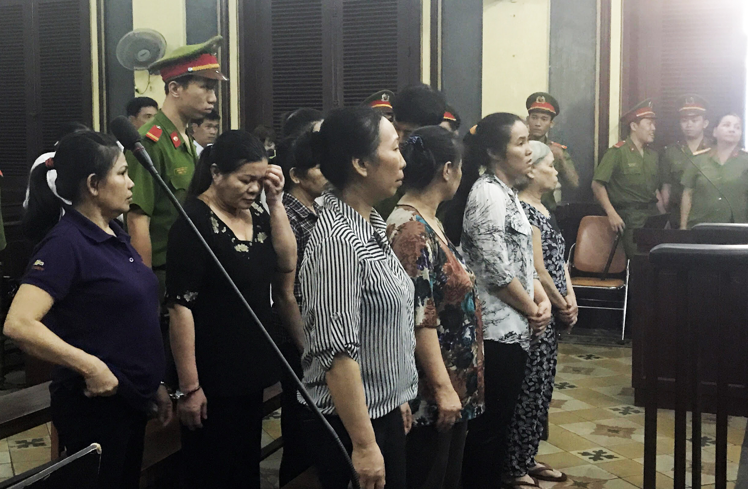 Rủ nhau đi ăn trộm, 9 bà nhặt ve chai cùng ra tòa