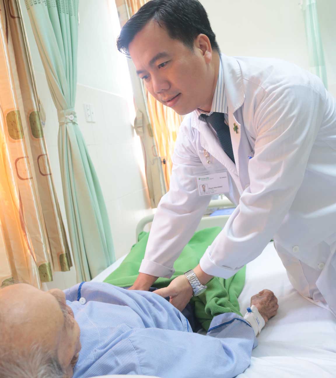 Cụ ông 102 tuổi nôn ói suốt tháng đã khỏi nhờ đặt stent môn vị