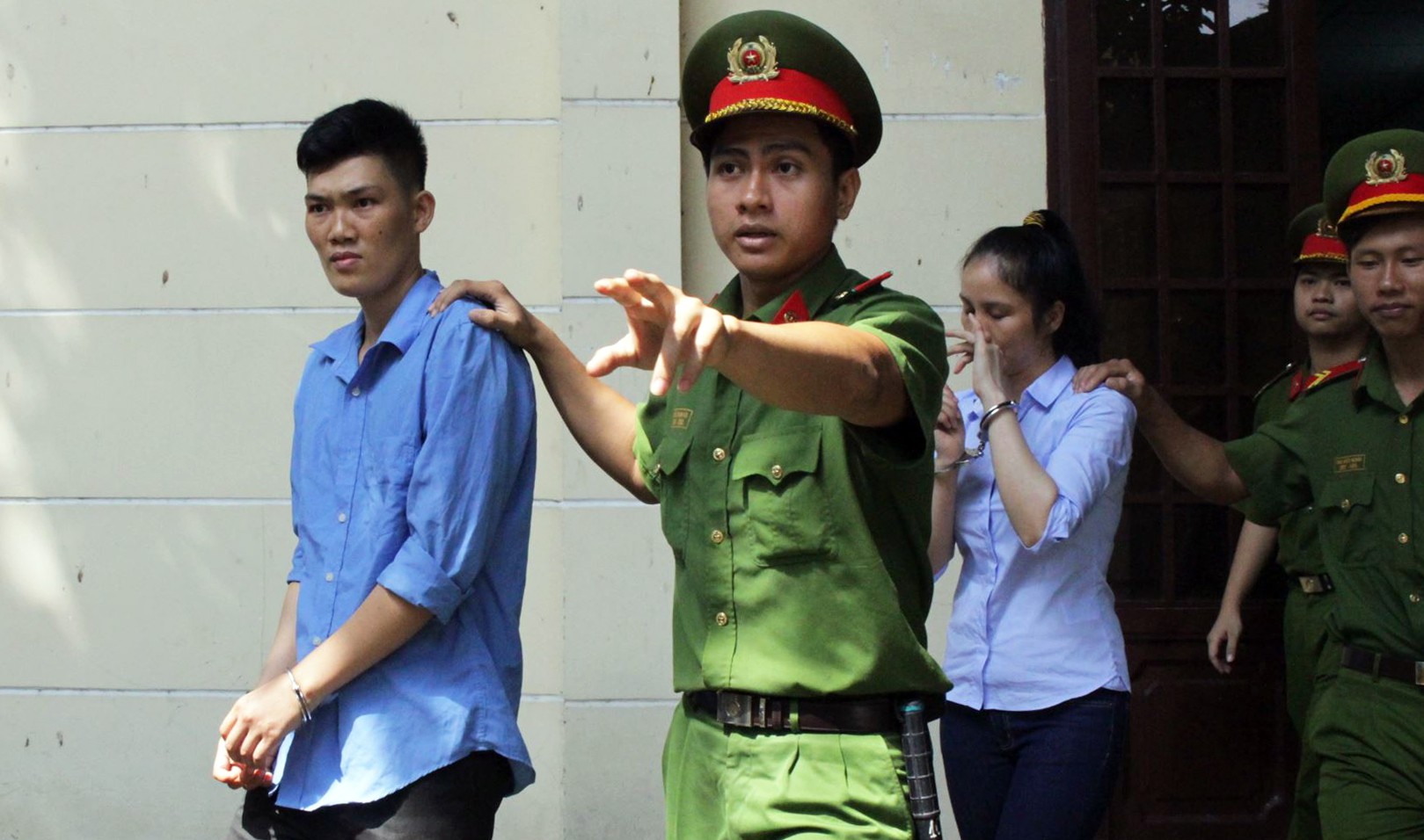 Nữ cán bộ hải quan sân bay tiếp tay cho nhóm buôn lậu