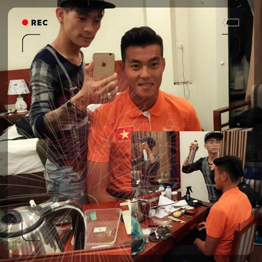 Cây kéo Jim chụp ảnh kỷ niệm cùng trung vệ Phạm Hoàng Lâm của CLB Long An