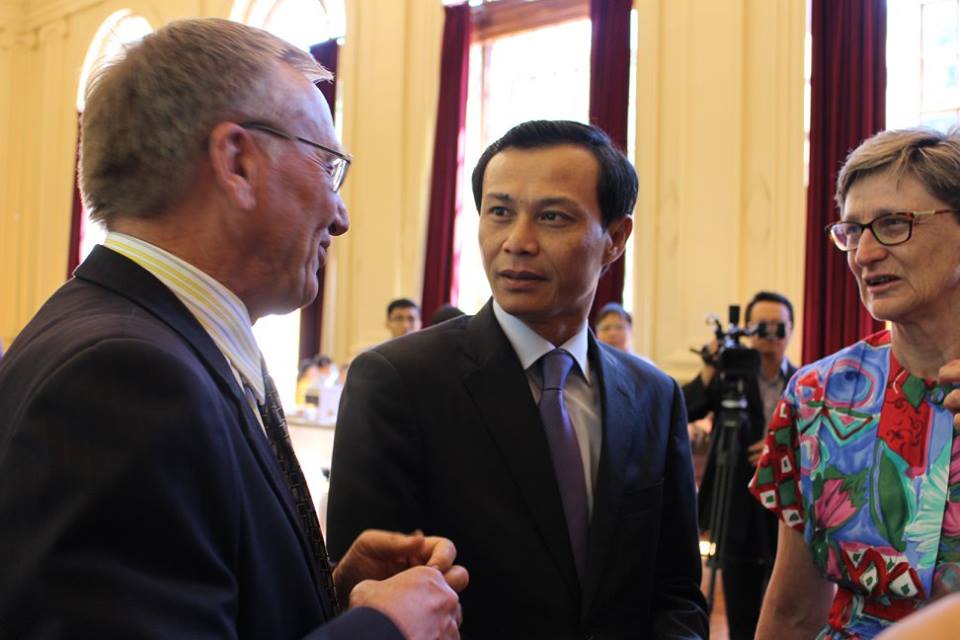 Đại sứ Việt Nam tại &Uacute;c Lương Thanh Nghị (giữa) tr&ograve; chuyện c&ugrave;ng c&aacute;c vị kh&aacute;ch quốc tế
