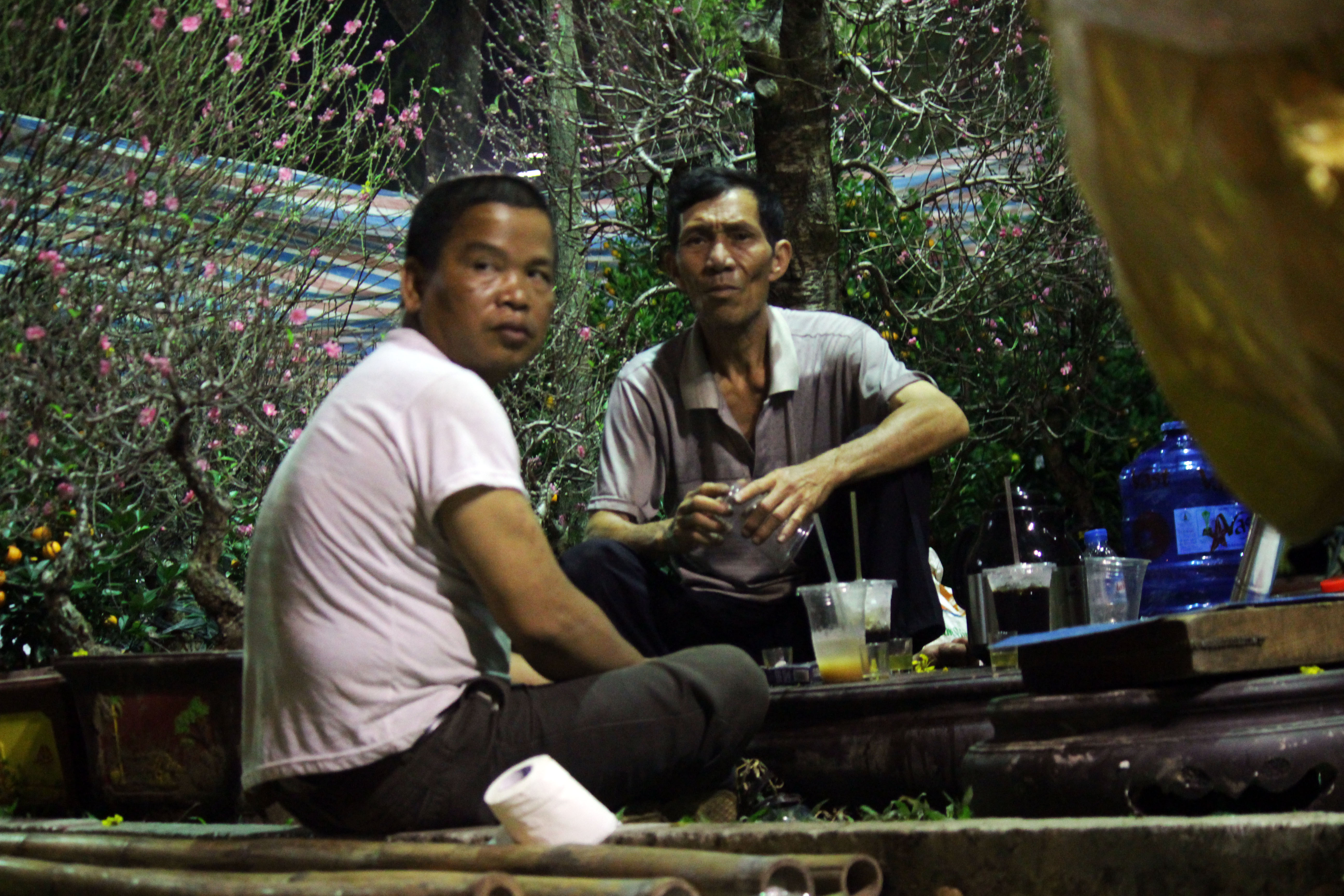 Cà phê, ấm trà là những thứ giúp tỉnh táo để thức thâu đêm.