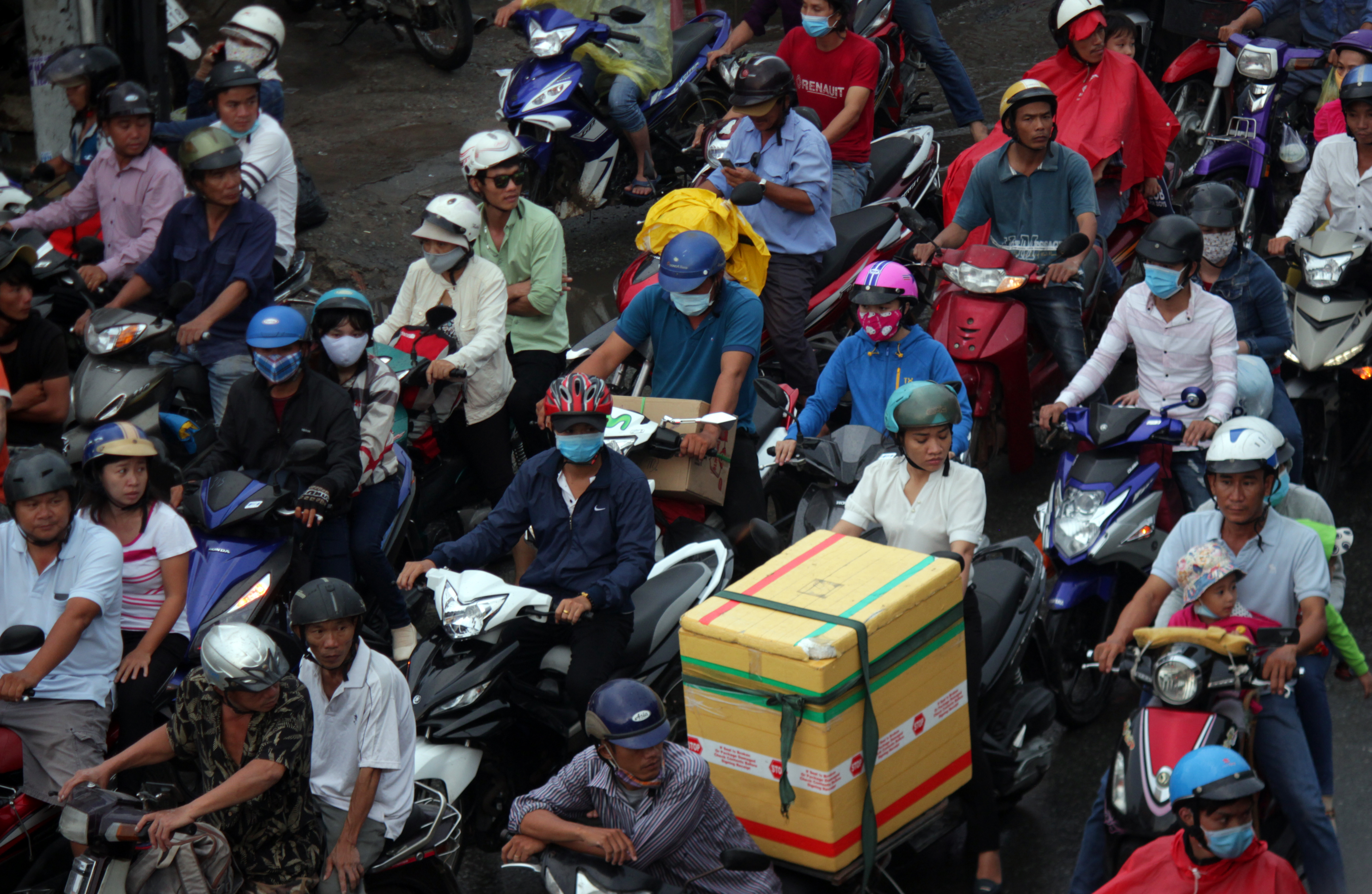 
Quốc lộ 1 đoạn ng&atilde; tư An Sương kh&aacute; hỗn loạn, nhiều người mệt mỏi mang đồ đạc lỉnh kỉnh di chuyển dưới cơn mưa rả r&iacute;ch.
