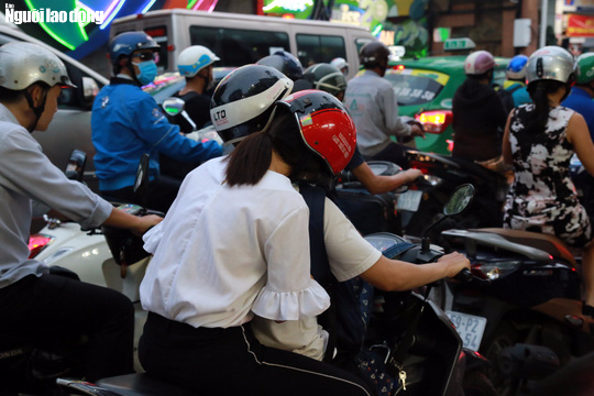 Đường n&agrave;o cũng kẹt, d&acirc;n S&agrave;i G&ograve;n mệt mỏi trở về nh&agrave; - Ảnh 18.