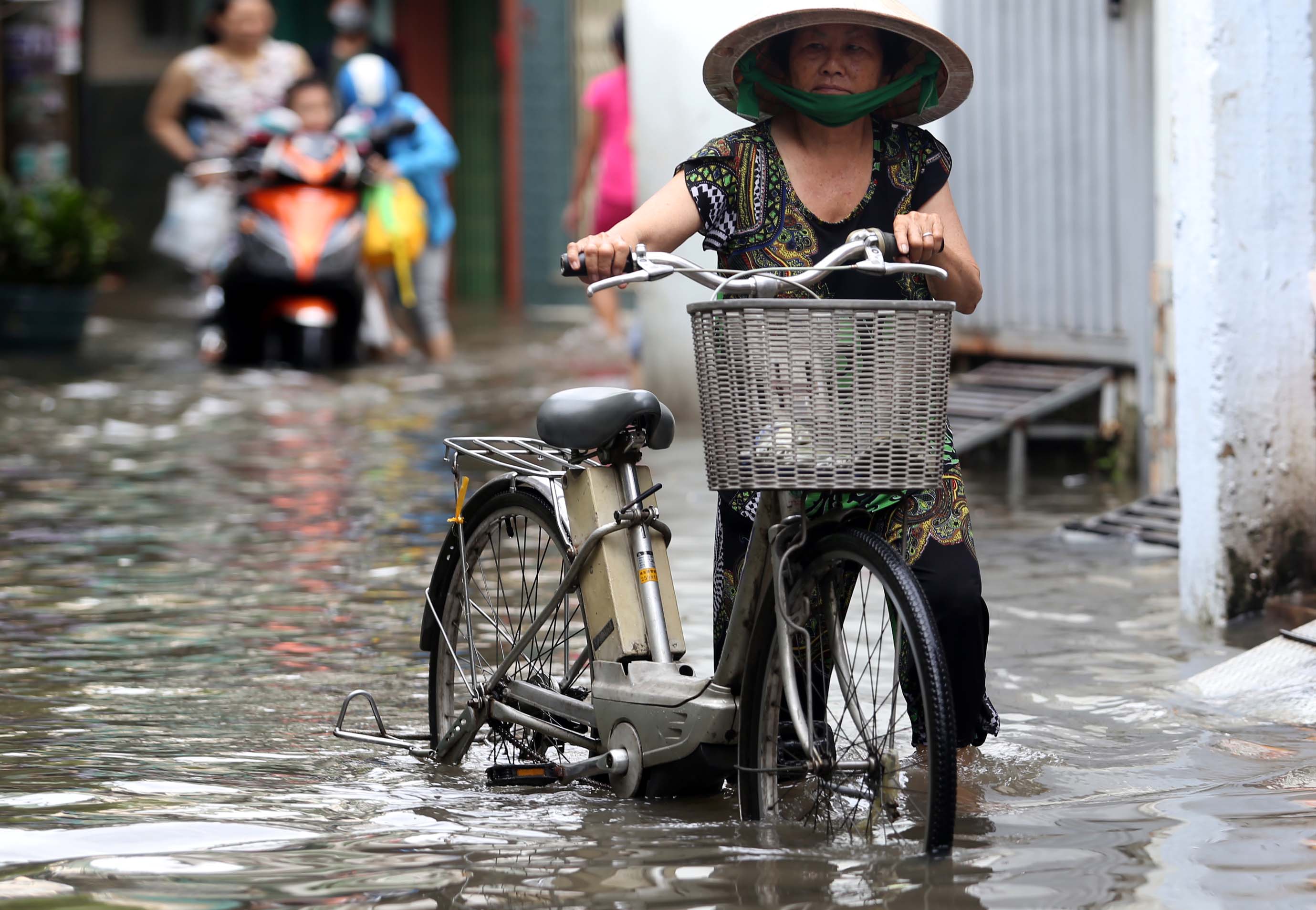 TP HCM mênh mông nước sau cơn mưa lớn - Ảnh 11.
