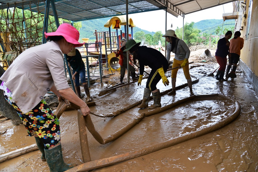 Quảng Ngãi: Nhiều nơi tan hoang sau trận lũ kỳ lạ - Ảnh 11.