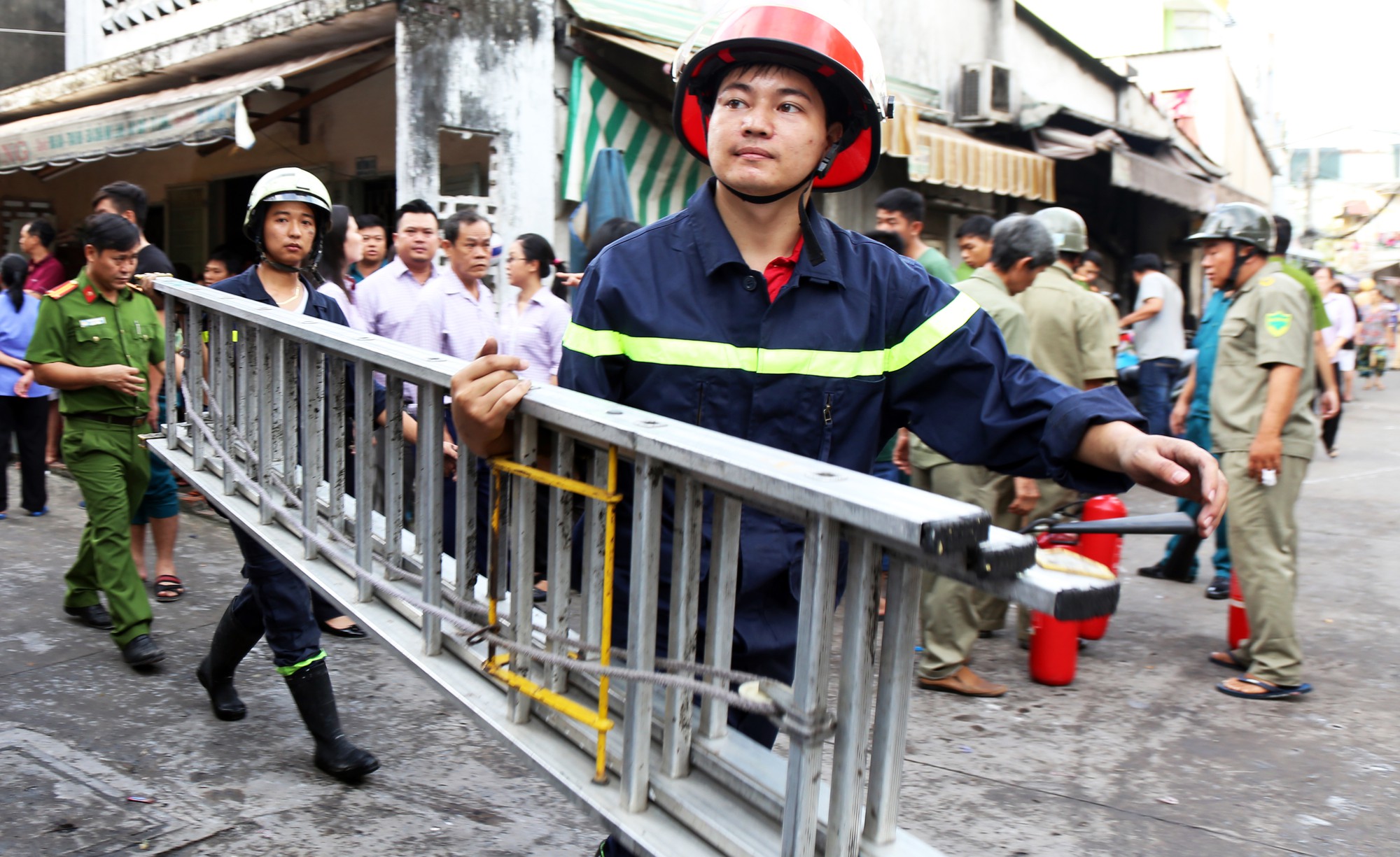 Cận cảnh vụ cháy, 3 mẹ con tử vong - Ảnh 6.