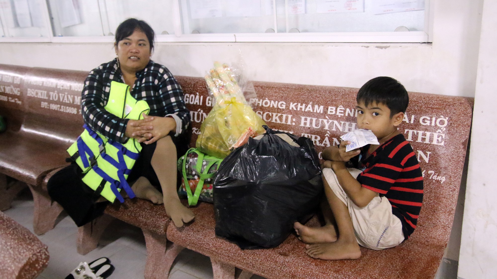 Người dân Cà Mau nín thở chờ bão số 16 (Tembin) qua nhanh - Ảnh 9.