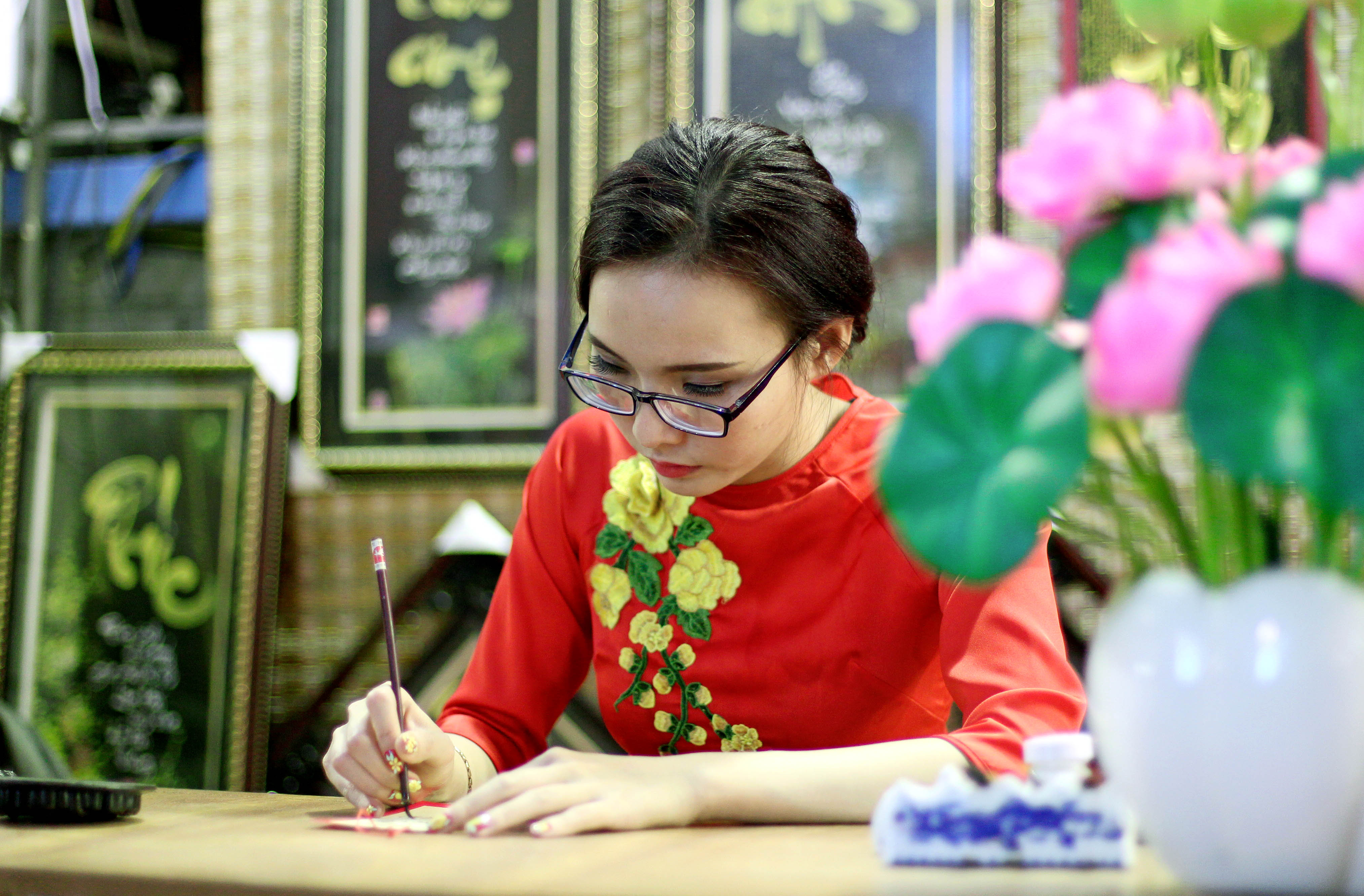 Bà đồ Ngân Đình (23 tuổi) cho hay những ngày qua khách đến tham quan gian hàng của mình chủ yếu là mua liễn