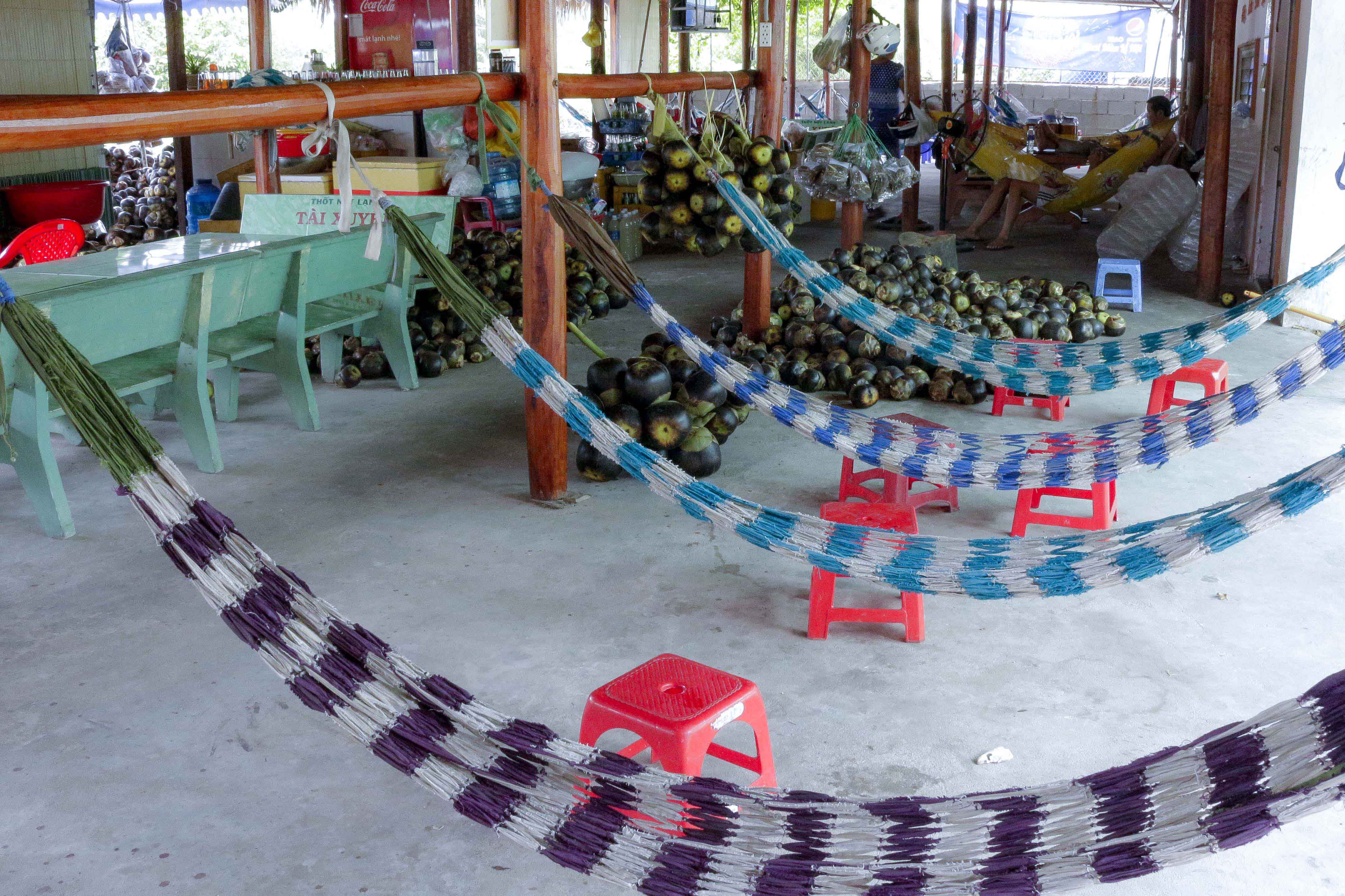 
C&aacute;nh v&otilde;ng đong đưa b&ecirc;n ly thốt nốt l&agrave;m dịu đi c&aacute;i n&oacute;ng như đổ lửa của tiết trời m&ugrave;a kh&ocirc; hạn
